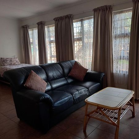 White Rose Guest House Vanderbijlpark Ruang foto