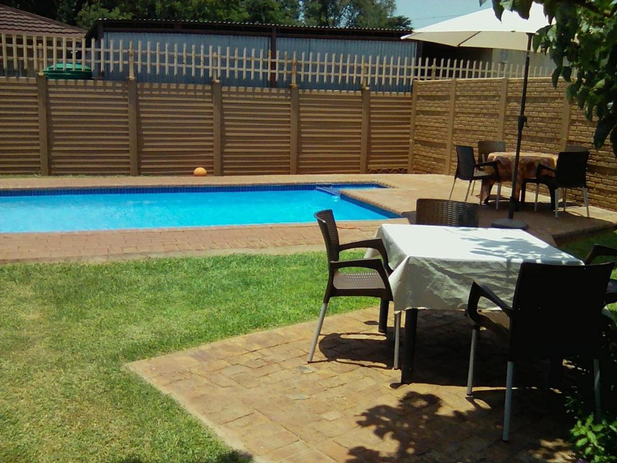 White Rose Guest House Vanderbijlpark Bagian luar foto