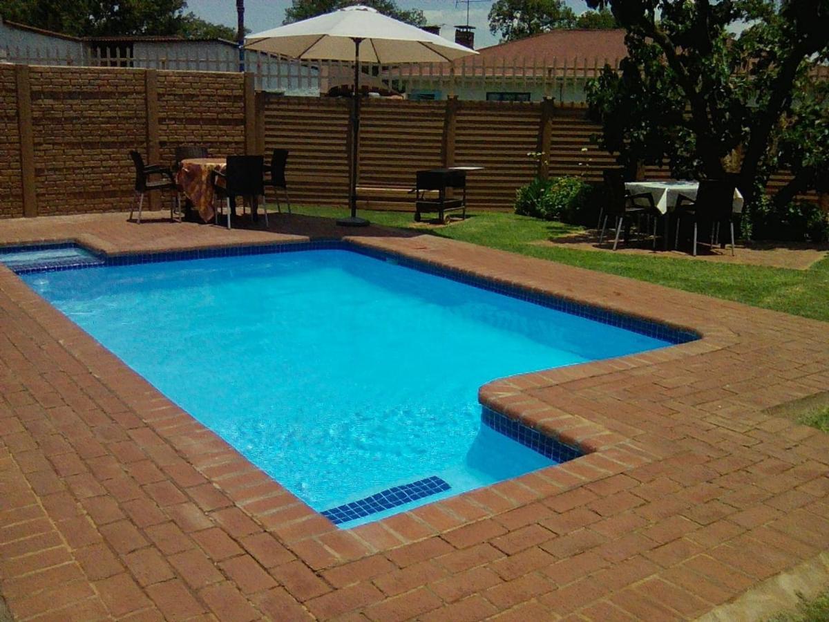 White Rose Guest House Vanderbijlpark Bagian luar foto