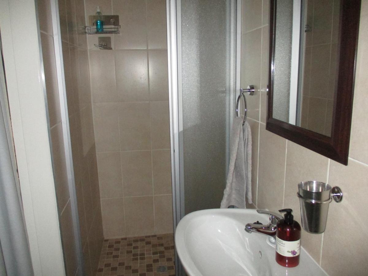 White Rose Guest House Vanderbijlpark Bagian luar foto