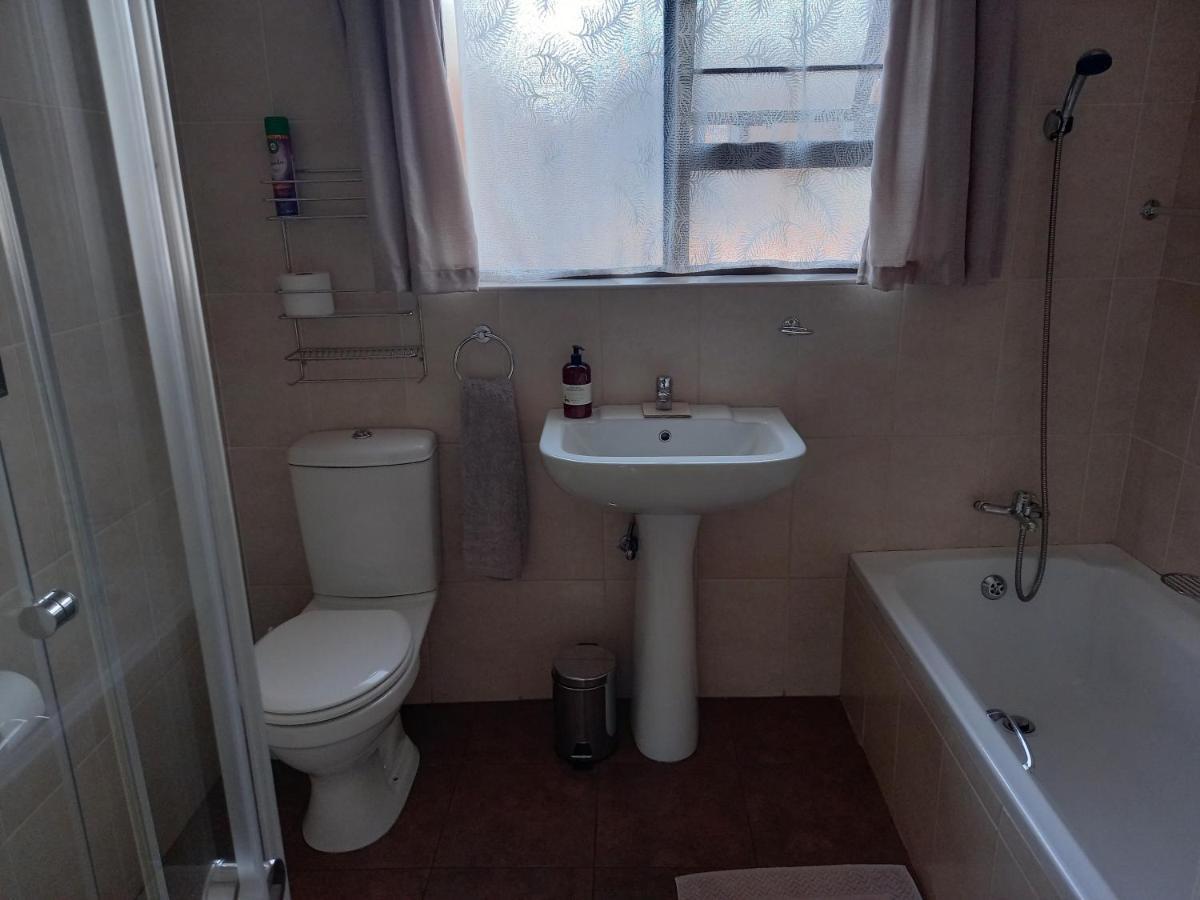 White Rose Guest House Vanderbijlpark Bagian luar foto
