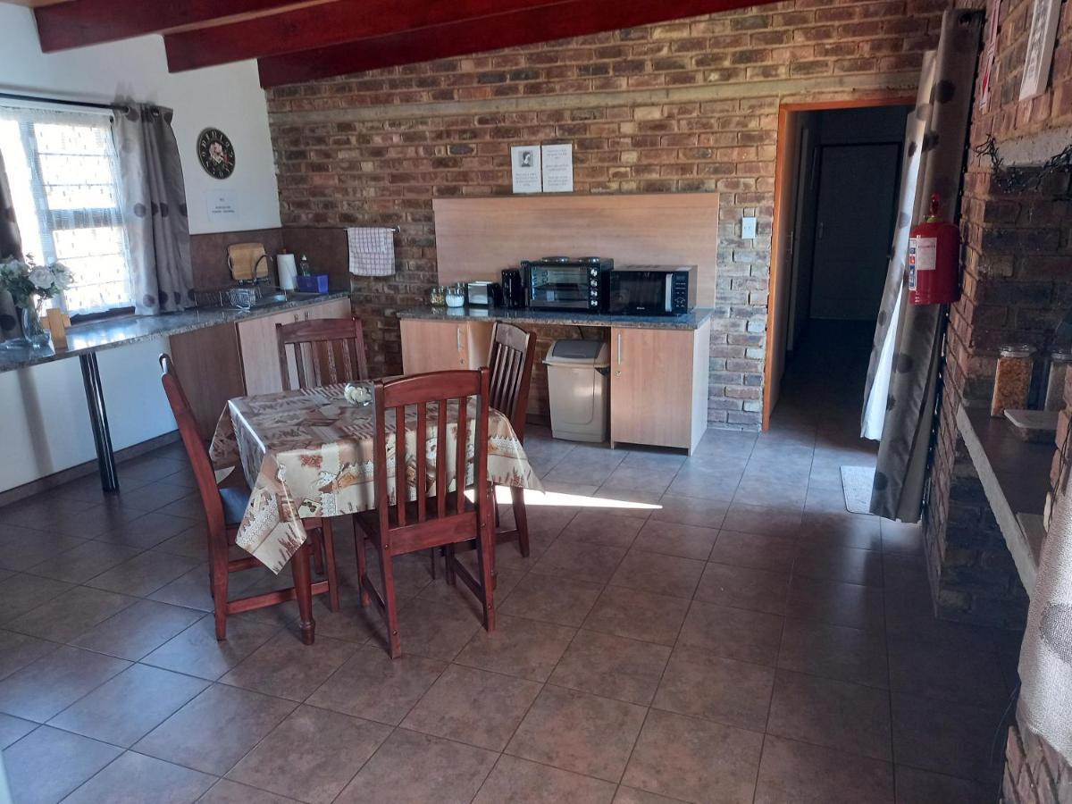 White Rose Guest House Vanderbijlpark Bagian luar foto