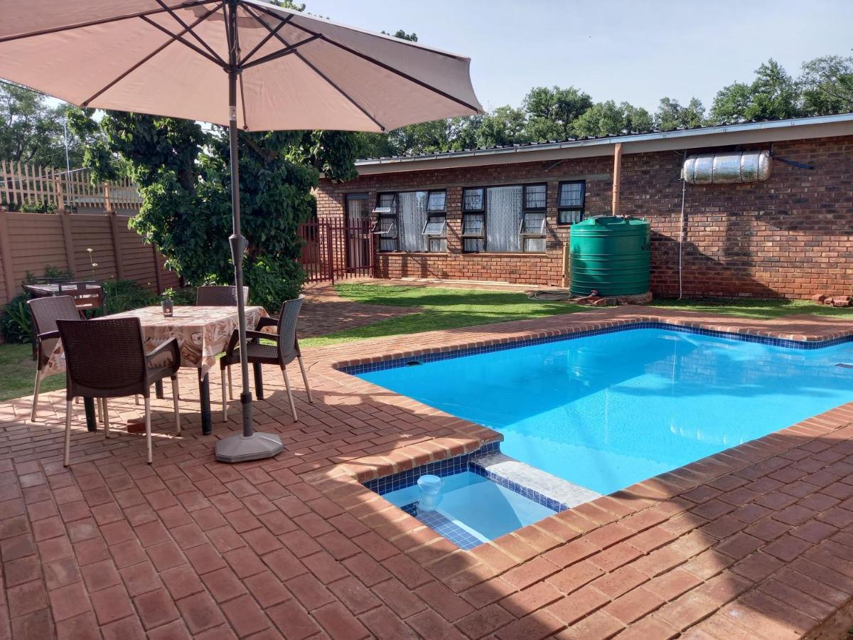 White Rose Guest House Vanderbijlpark Bagian luar foto
