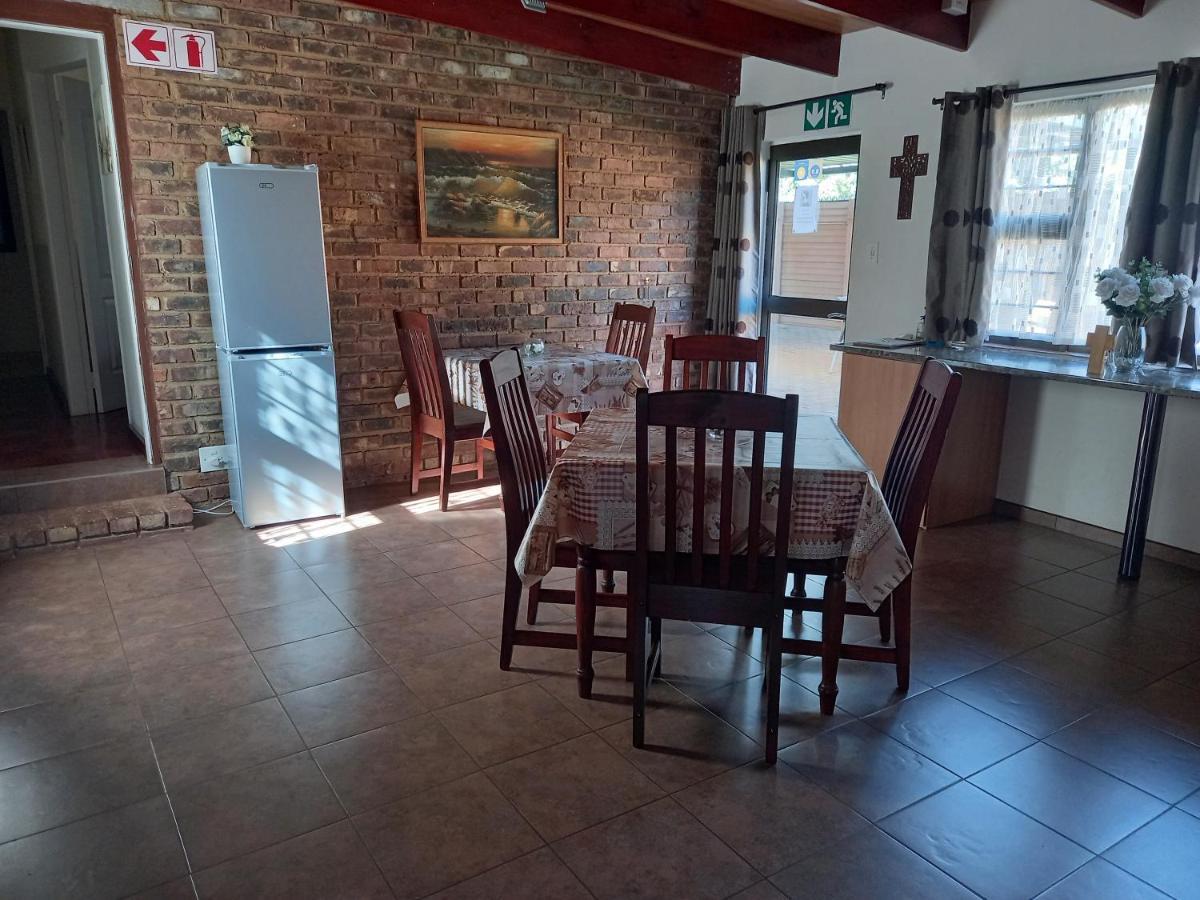 White Rose Guest House Vanderbijlpark Bagian luar foto