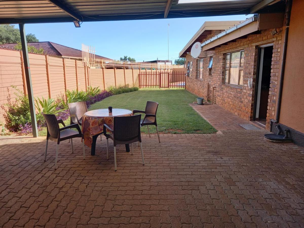White Rose Guest House Vanderbijlpark Bagian luar foto