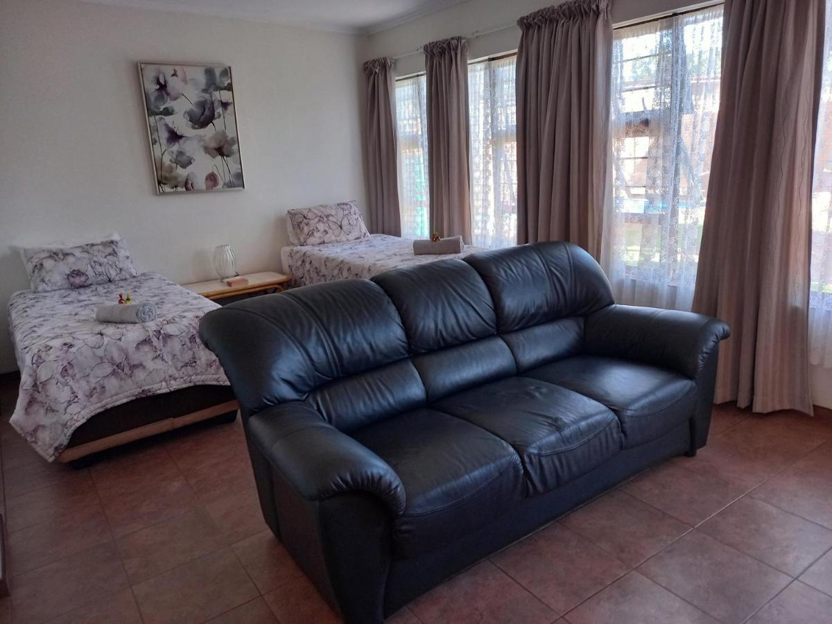 White Rose Guest House Vanderbijlpark Ruang foto
