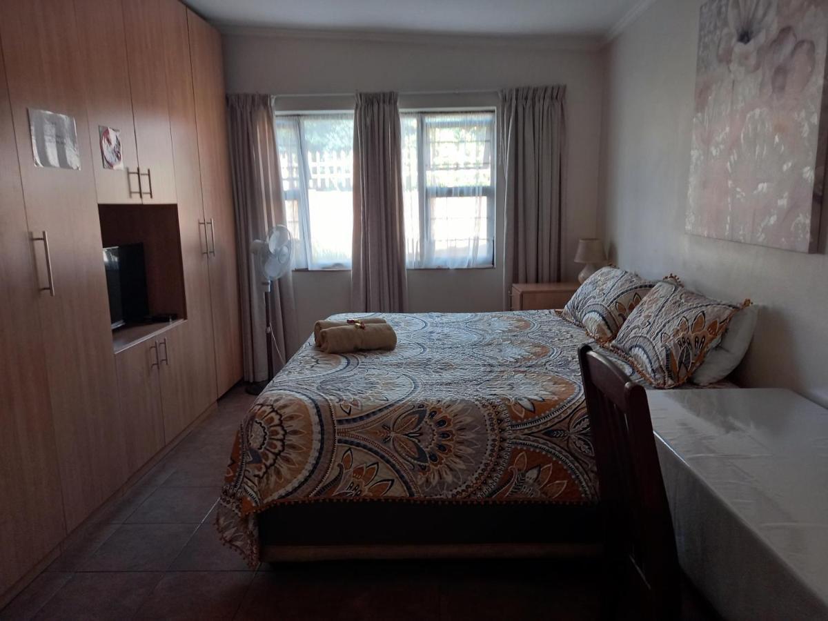 White Rose Guest House Vanderbijlpark Bagian luar foto