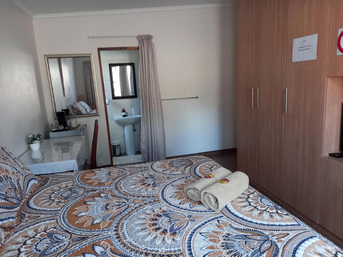 White Rose Guest House Vanderbijlpark Bagian luar foto