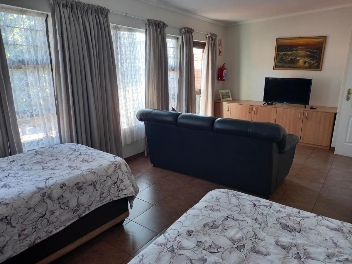 White Rose Guest House Vanderbijlpark Ruang foto