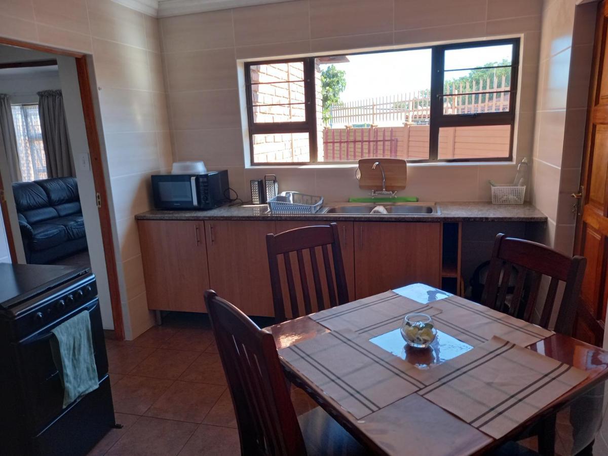 White Rose Guest House Vanderbijlpark Ruang foto