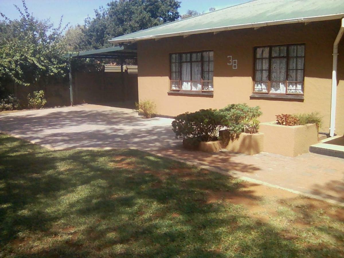 White Rose Guest House Vanderbijlpark Bagian luar foto