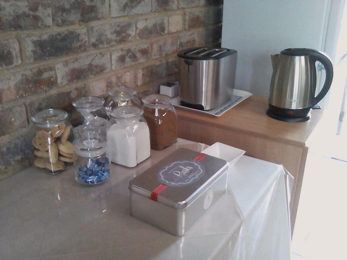 White Rose Guest House Vanderbijlpark Bagian luar foto