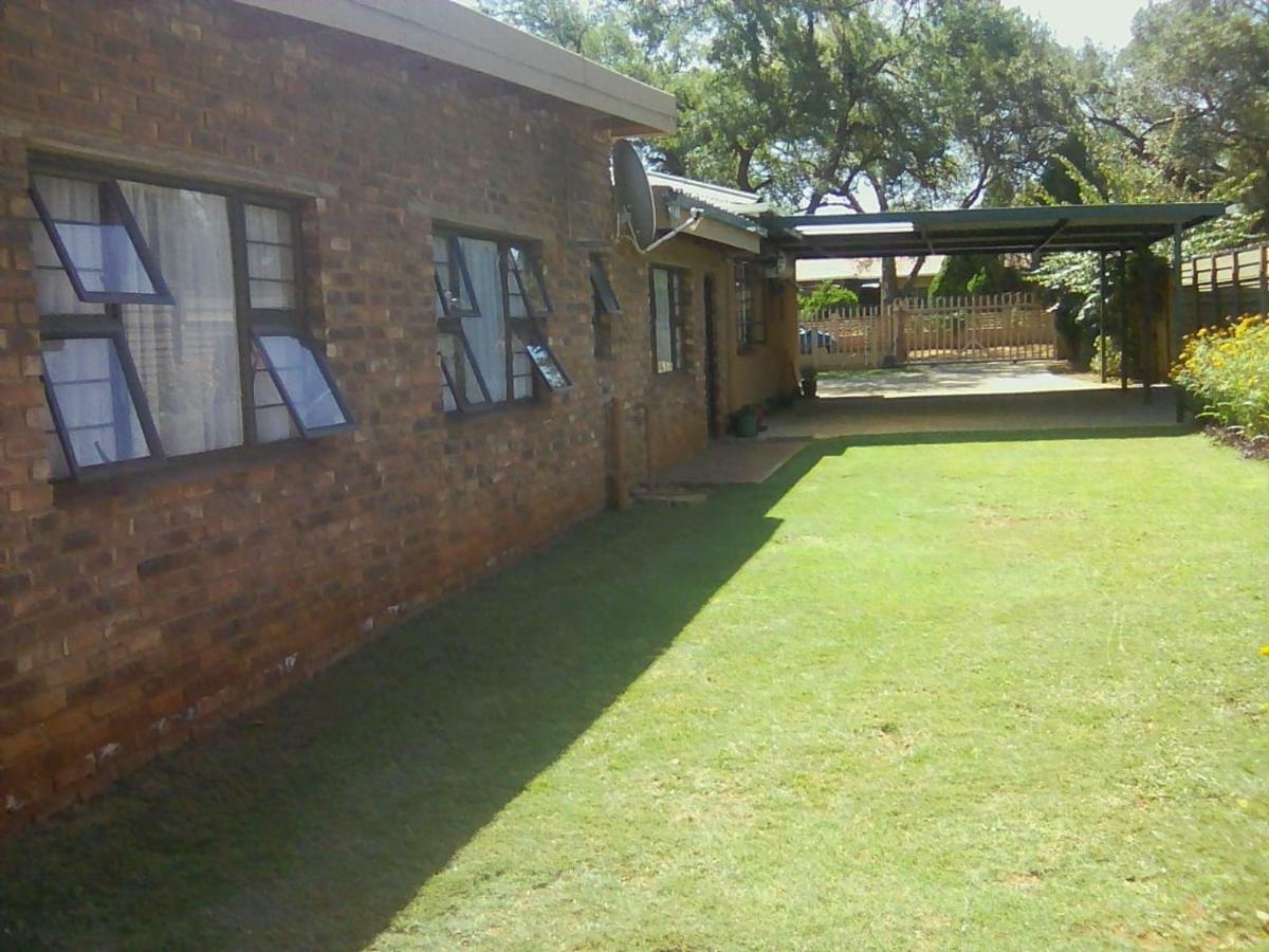 White Rose Guest House Vanderbijlpark Bagian luar foto